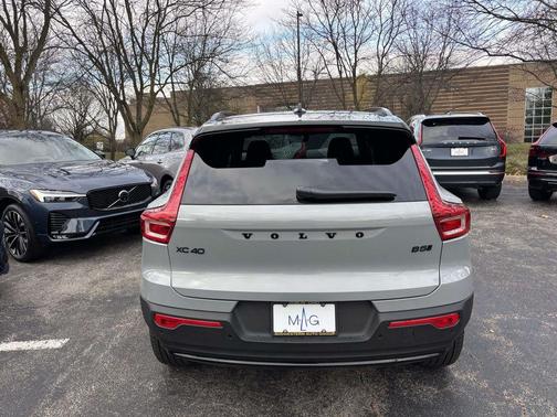 2026 Volvo XC40 B5 Ultra Black Edition