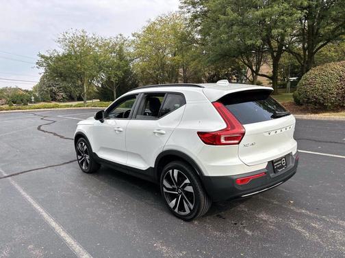 2025 Volvo XC40 B5 Plus Dark Theme