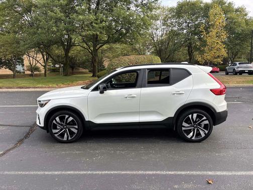 2025 Volvo XC40 B5 Plus Dark Theme