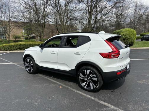 2025 Volvo XC40 B5 Ultra Dark Theme