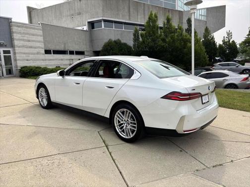 2025 BMW 530 i xDrive