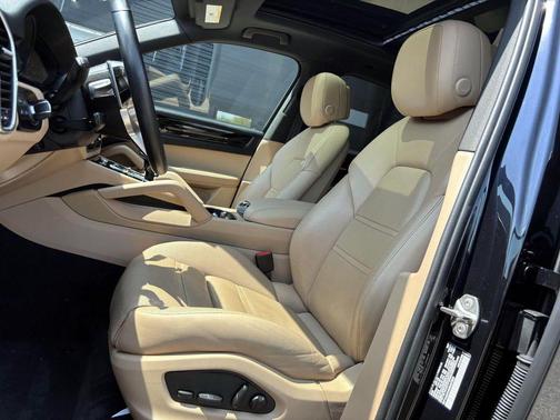 2022 Porsche Cayenne Base (Tiptronic)