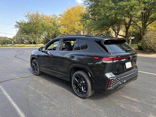 2025 Volkswagen Tiguan 2.0T SE R-Line Black 4MOTION