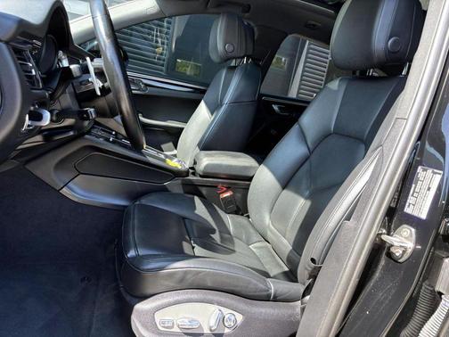 2024 Porsche Macan Base (PDK)