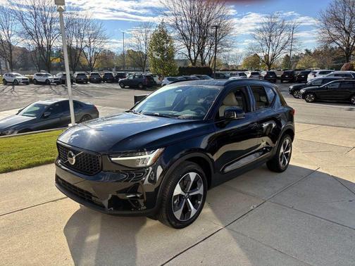 2023 Volvo XC40 B5 Plus Dark Theme