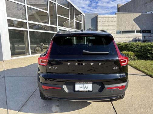 2023 Volvo XC40 B5 Plus Dark Theme