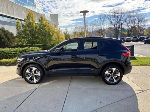 2023 Volvo XC40 B5 Plus Dark Theme