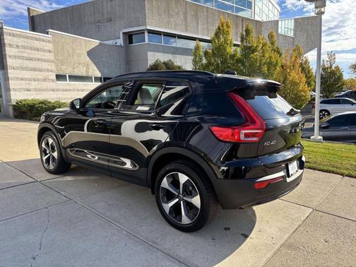 2023 Volvo XC40 B5 Plus Dark Theme