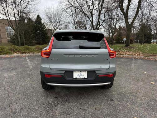 2025 Volvo XC40 B5 Ultra Bright Theme