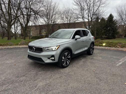 2025 Volvo XC40 B5 Ultra Bright Theme