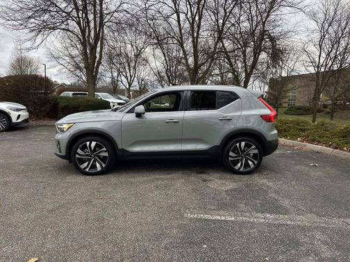 2025 Volvo XC40 B5 Ultra Bright Theme
