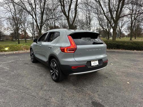 2025 Volvo XC40 B5 Ultra Bright Theme