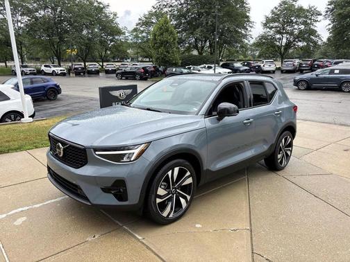 2023 Volvo XC40 B5 Plus Dark Theme