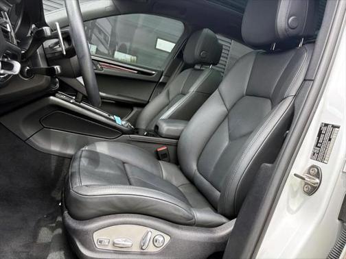 2022 Porsche Macan Base