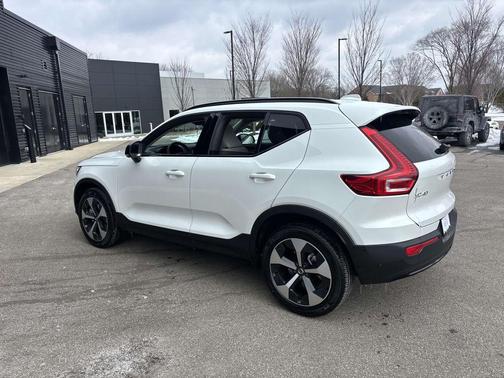 2025 Volvo XC40 B5 Plus Dark Theme