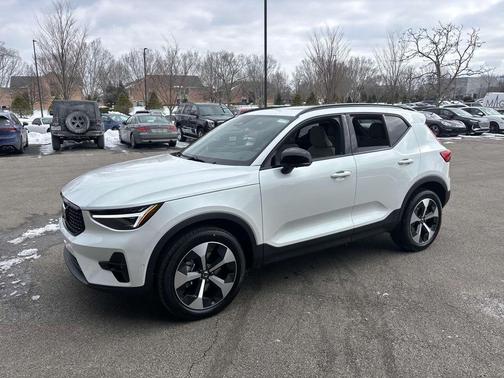 2025 Volvo XC40 B5 Plus Dark Theme