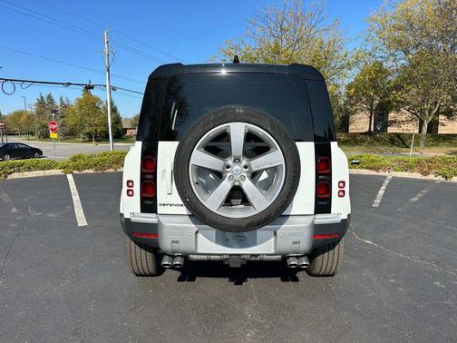 2024 Land Rover Defender 110 P500 SE