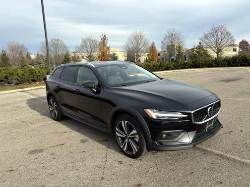 2025 Volvo V60 Cross Country B5 Plus