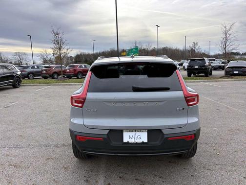 2025 Volvo XC40 B5 Ultra Dark Theme