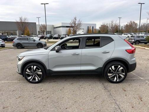 2025 Volvo XC40 B5 Ultra Dark Theme