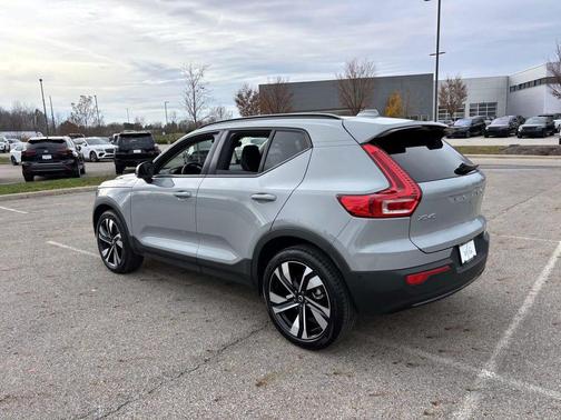 2025 Volvo XC40 B5 Ultra Dark Theme