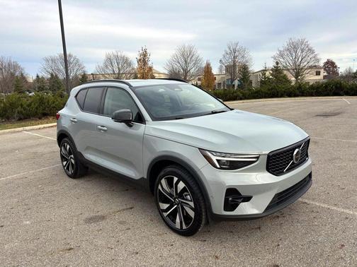 2025 Volvo XC40 B5 Ultra Dark Theme