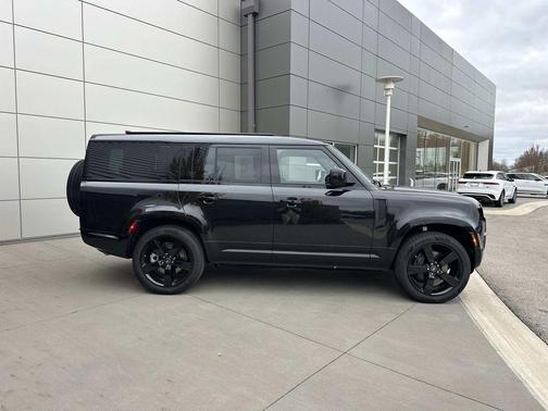 2025 Land Rover Defender 130 P400 X-Dynamic SE