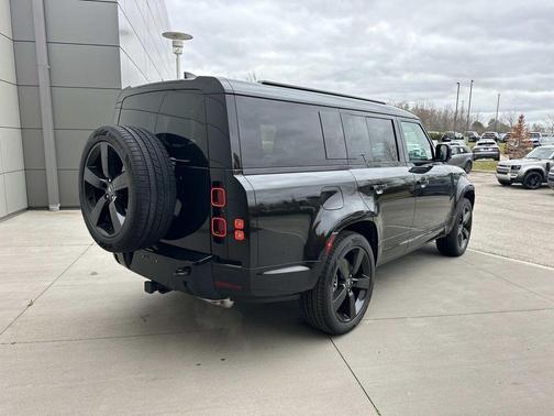 2025 Land Rover Defender 130 P400 X-Dynamic SE