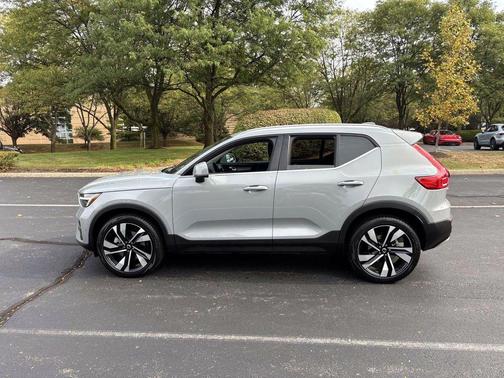 2024 Volvo XC40 B5 Ultimate Bright Theme