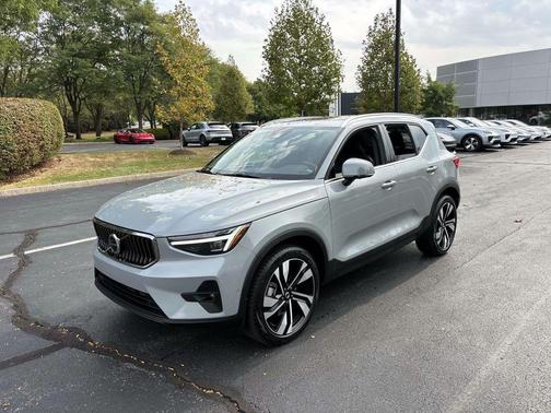 2024 Volvo XC40 B5 Ultimate Bright Theme