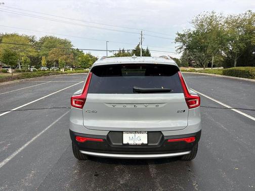 2024 Volvo XC40 B5 Ultimate Bright Theme