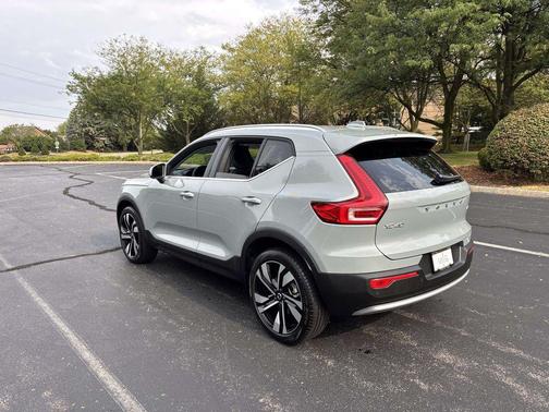 2024 Volvo XC40 B5 Ultimate Bright Theme