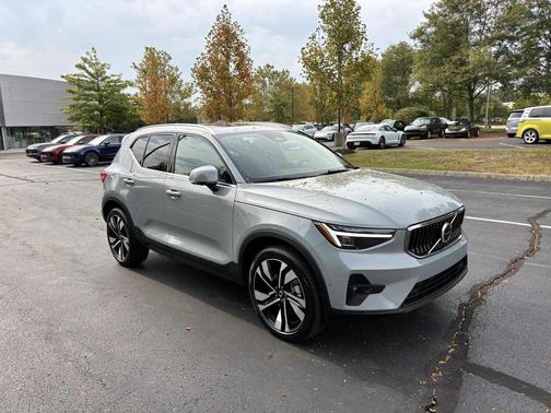 2024 Volvo XC40 B5 Ultimate Bright Theme