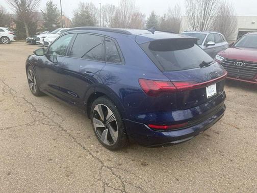 2022 Audi e-tron Premium Plus