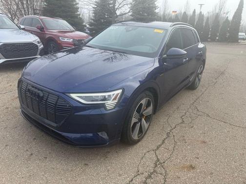 2022 Audi e-tron Premium Plus