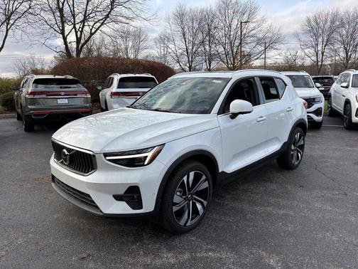 2025 Volvo XC40 B5 Plus Bright Theme