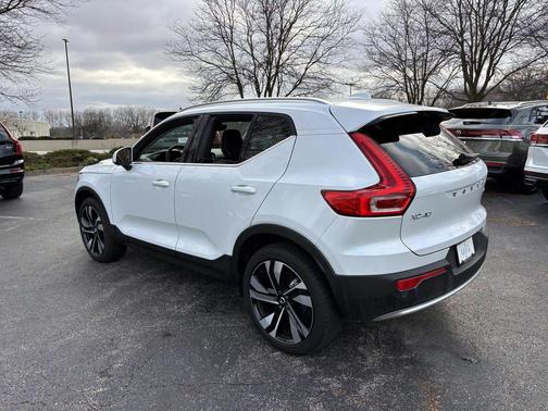 2025 Volvo XC40 B5 Plus Bright Theme