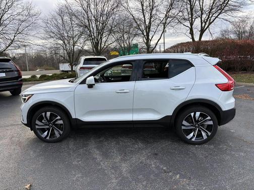 2025 Volvo XC40 B5 Plus Bright Theme