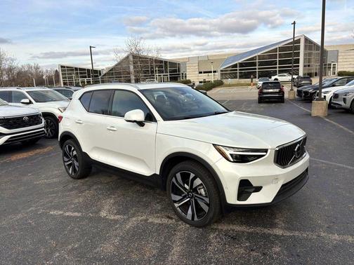 2025 Volvo XC40 B5 Plus Bright Theme