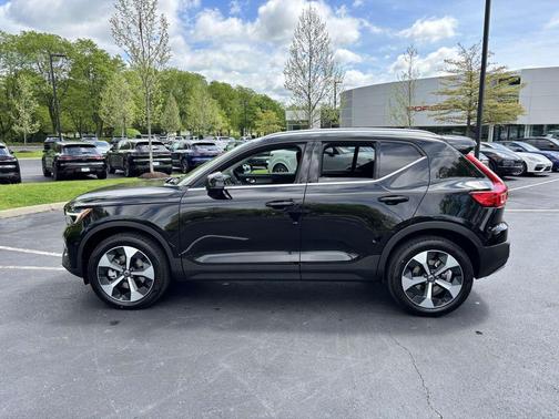 2025 Volvo XC40 B5 Core Bright Theme