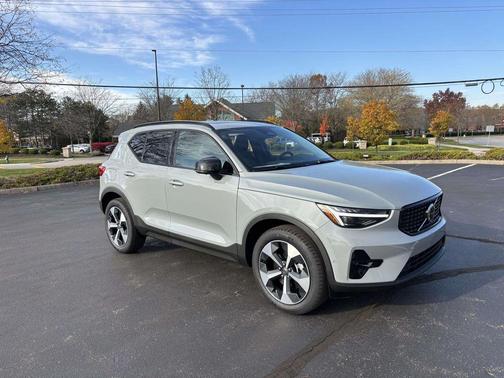 2026 Volvo XC40 B5 Plus