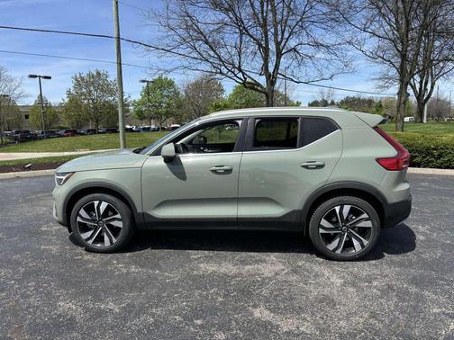 2025 Volvo XC40 B5 Ultra Bright Theme