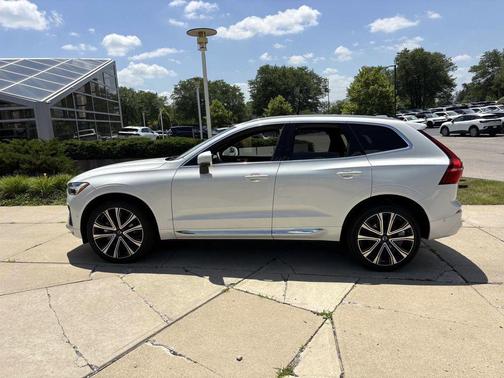 2023 Volvo XC60 B5 Ultimate Bright Theme