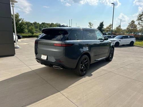 2025 Land Rover Range Rover Sport SE
