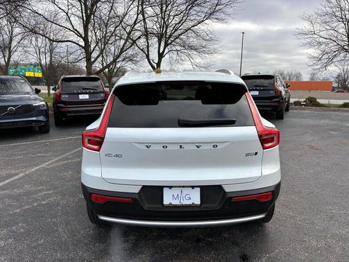 2025 Volvo XC40 B5 Core Bright Theme