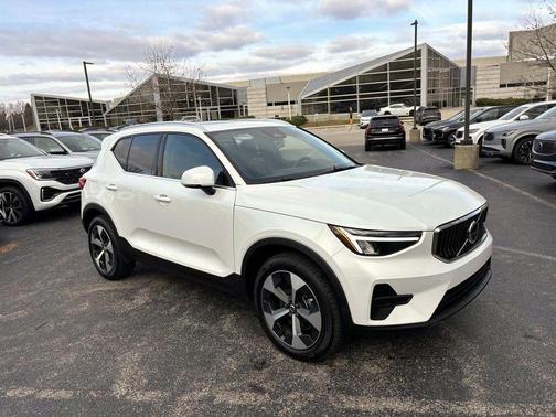 2025 Volvo XC40 B5 Core Bright Theme
