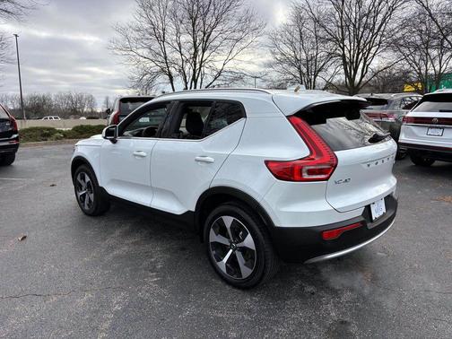 2025 Volvo XC40 B5 Core Bright Theme