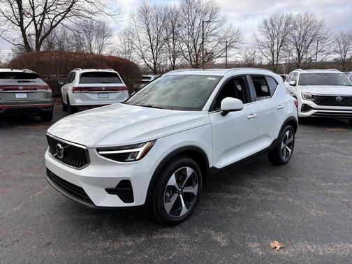 2025 Volvo XC40 B5 Core Bright Theme