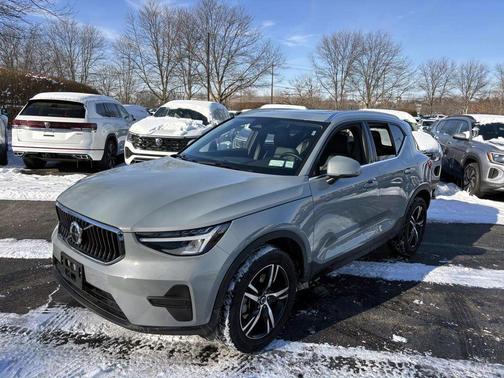 2025 Volvo XC40 B5 Core Bright Theme
