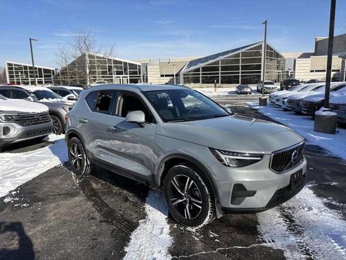 2025 Volvo XC40 B5 Core Bright Theme